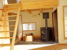 土間の空間に暖か薪スローブ