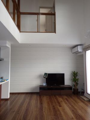 無垢材使用の吹き抜けリビング