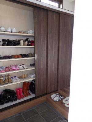 たっぷり収納　玄関収納