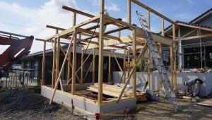 車庫新築の構造を組み立て中