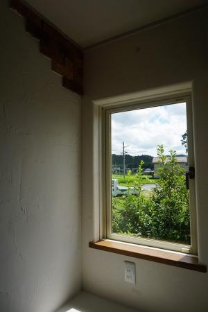 窓廻りを曲面に仕上げ優しく仕上げております。