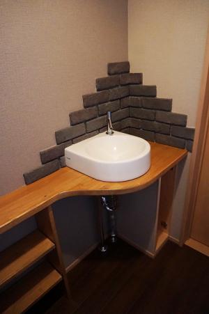 手洗器周辺には水がはねても壁が汚れないようにブリックタイルを施工
下部には収納もあり便利になりました。