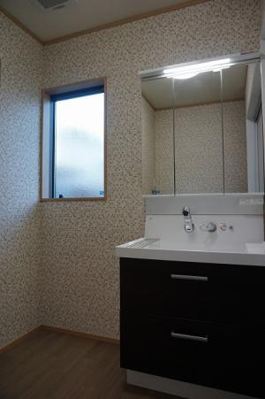 洗面化粧台はLEDライトに３面鏡の裏は収納がたっぷりです。