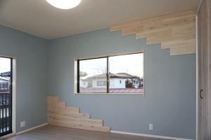 こちらは次女のお姉ちゃんのお部屋です。
ただクロスを貼るだけではもったいのでわざと半端に板貼　