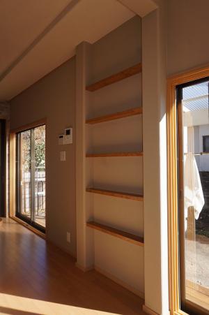 補強に建てた柱ももったいないので飾り棚にしております。