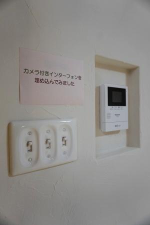 ②カメラ付きインタフォンやスイッチきれいに並べてすっきり☆彡