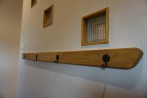 ③玄関先に便利な衣紋掛け　
お子さんの帽子やバックなど