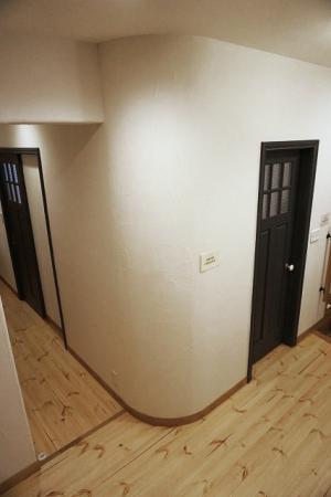 ②廊下の壁を丸くすることでスペースを広く見た目も優しくなります。