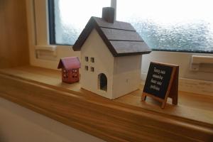 ④窓に小物を飾るだけで可愛らしくなります。