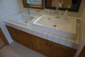 ②広い天板にはタイルを貼り大きな洗面器はわざと用途別に違う物を付けました。