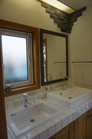 ③わざと小物が載る台を付けたり、壁を汚さないように立ち上がりにもタイル貼り、アイアン製のタイルバーも付いております。