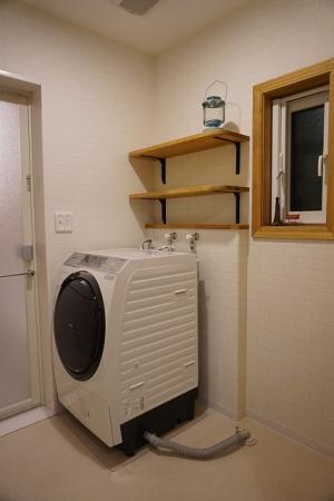 ④脱衣室 洗剤や柔軟剤など洗濯機周辺の収納も大切ですよ