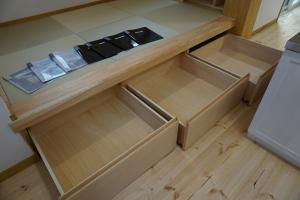 ④引き出しを開けますとたっぷり収納
キャスターも付いてますのでお子さんのおもちゃ入れにも使えます。