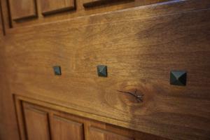 無垢の建具へ鉄びょうのアクセント