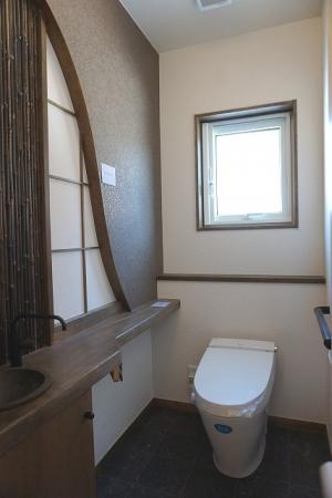 オリジナルトイレ
和モダンで落ち着いていますが収納･手摺他しっかり充実しております