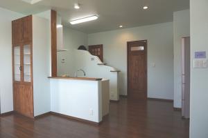 対面キッチンに手作りの収納棚