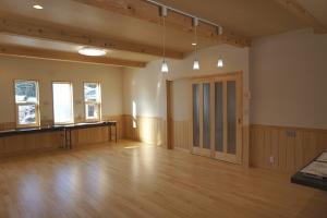 天井の付梁には･･･
現代風 釿(チョウナ)仕上げの美しい化粧梁
(弊社オリジナルです)