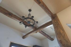 吹き抜けの梁材は旧母屋の古梁を使用
そしてアンティークなシャンデリア照明♪