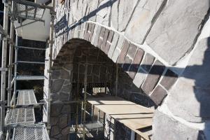 ポーチ上部はレンガタイルを使用したアール仕上げ